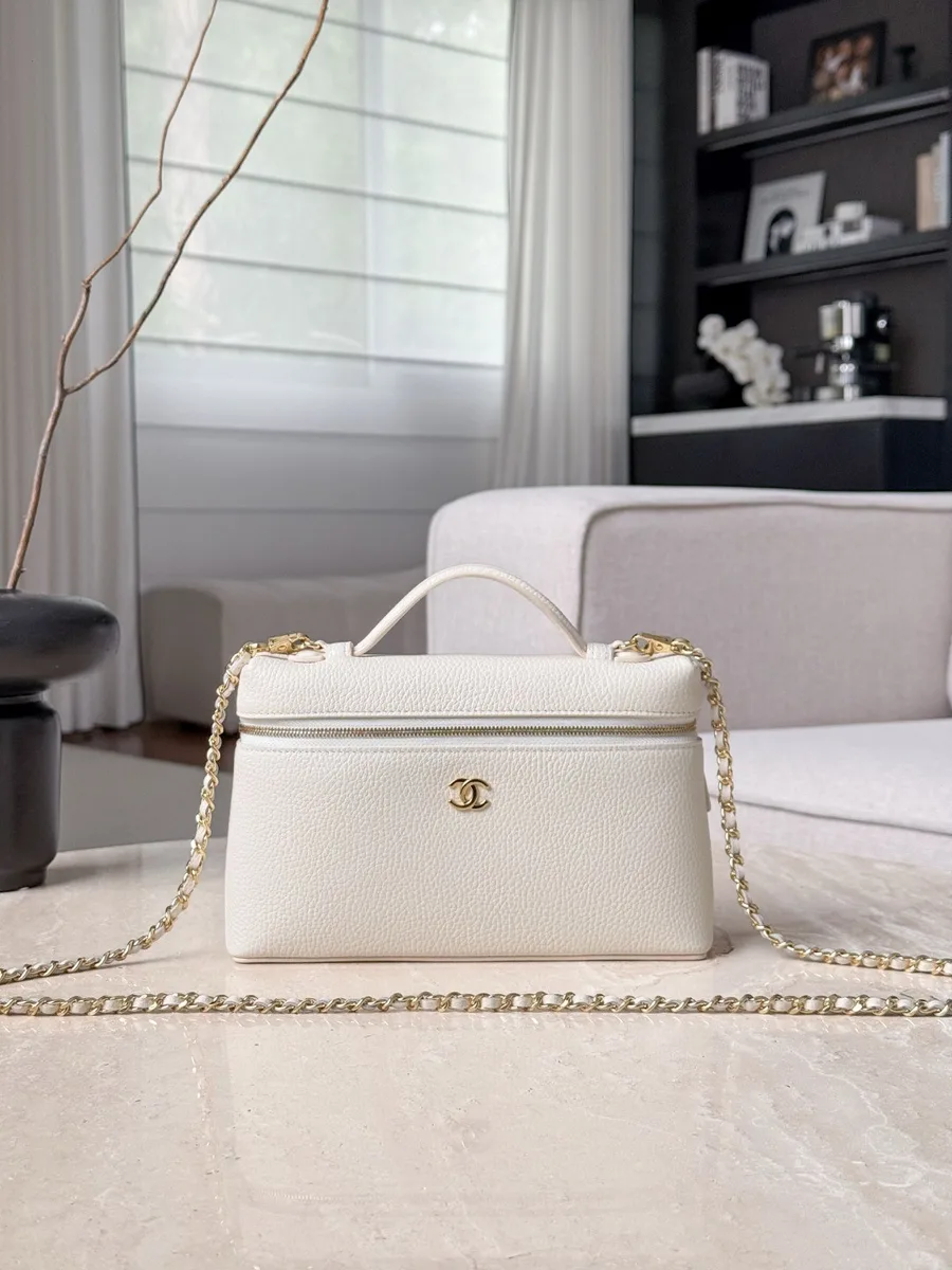 Белая сумка Vanity Case на цепочке, вид спереди