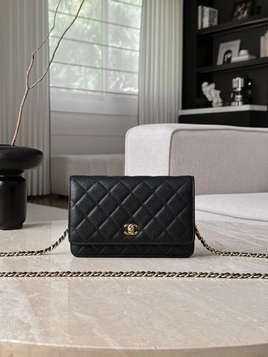 Чёрная стёганая сумка Chanel Wallet on Chain с золотистым логотипом CC, вид спереди