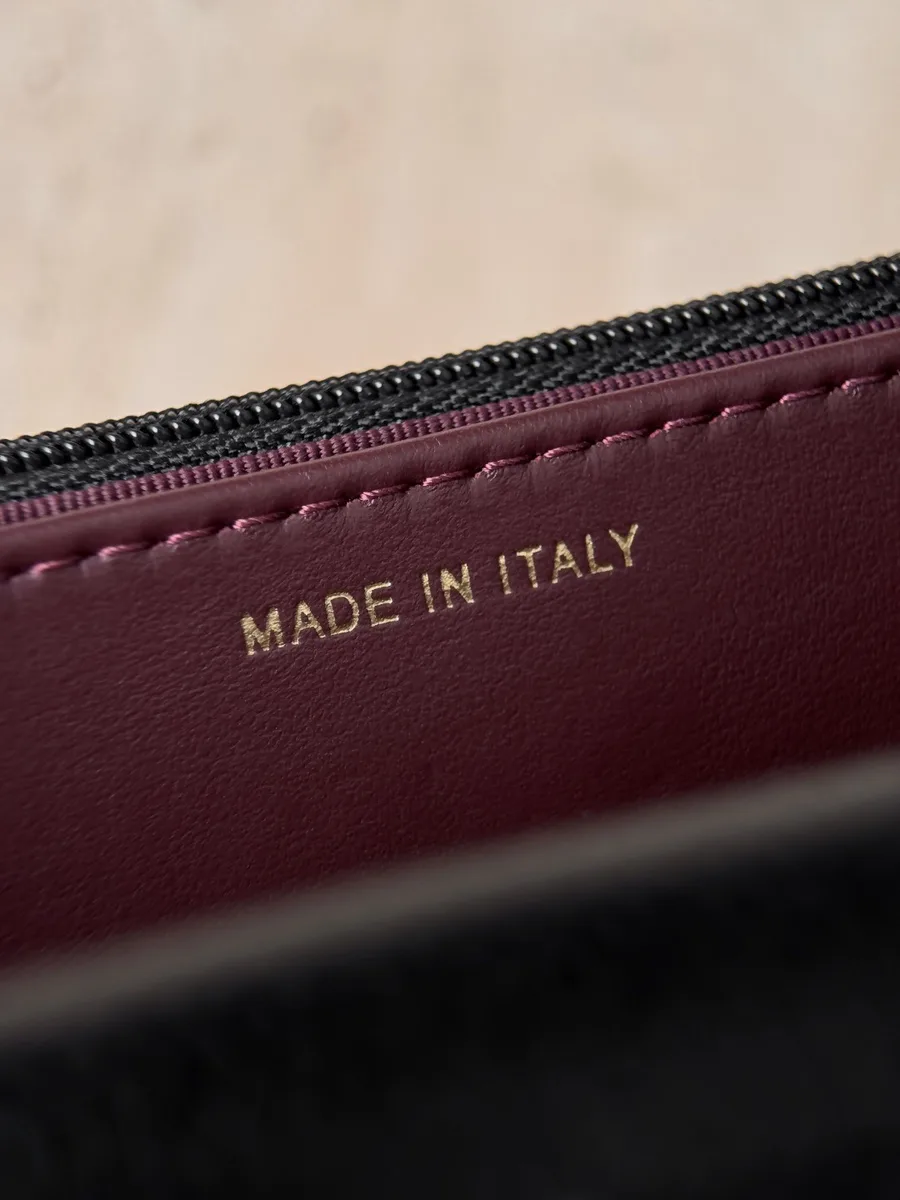 Золотистое тиснение Made in Italy на внутренней кожаной отделке