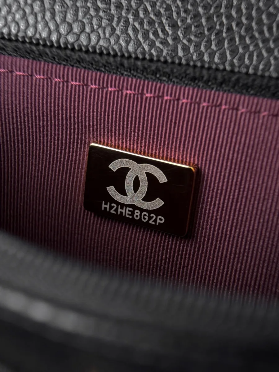 Металлическая пластина с серийным номером внутри сумки Chanel
