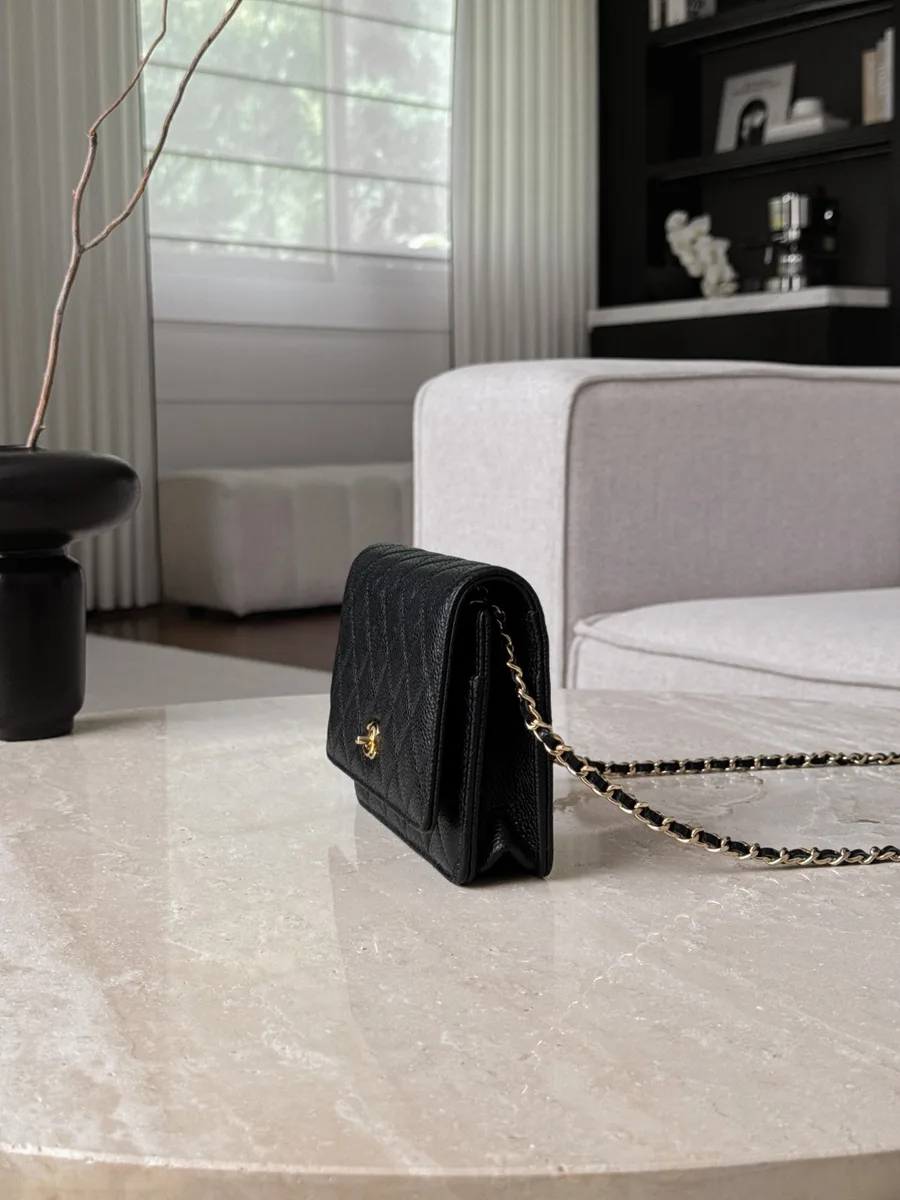 Чёрная сумка Chanel Wallet on Chain, вид сбоку, демонстрирующий толщину изделия