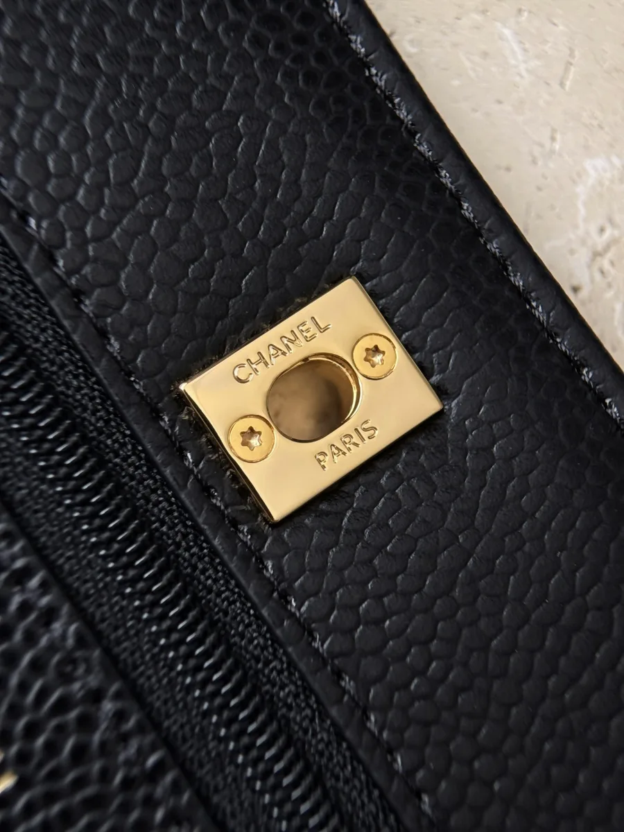 Металлическая пластина с гравировкой Chanel Paris на внутренней стороне