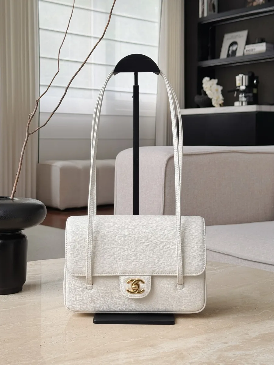 Белая сумка Chanel Baguette Bag на подставке, вид спереди