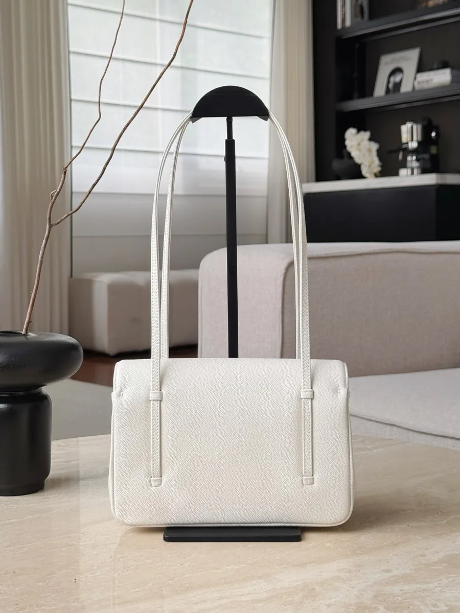 Белая сумка Chanel Baguette Bag на подставке, вид сзади