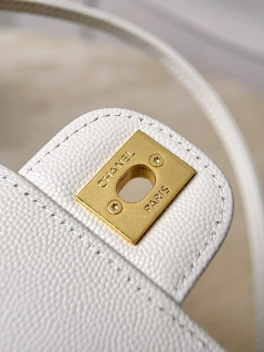 Крупный план внутренней стороны клапана с золотистой пластиной Chanel Paris