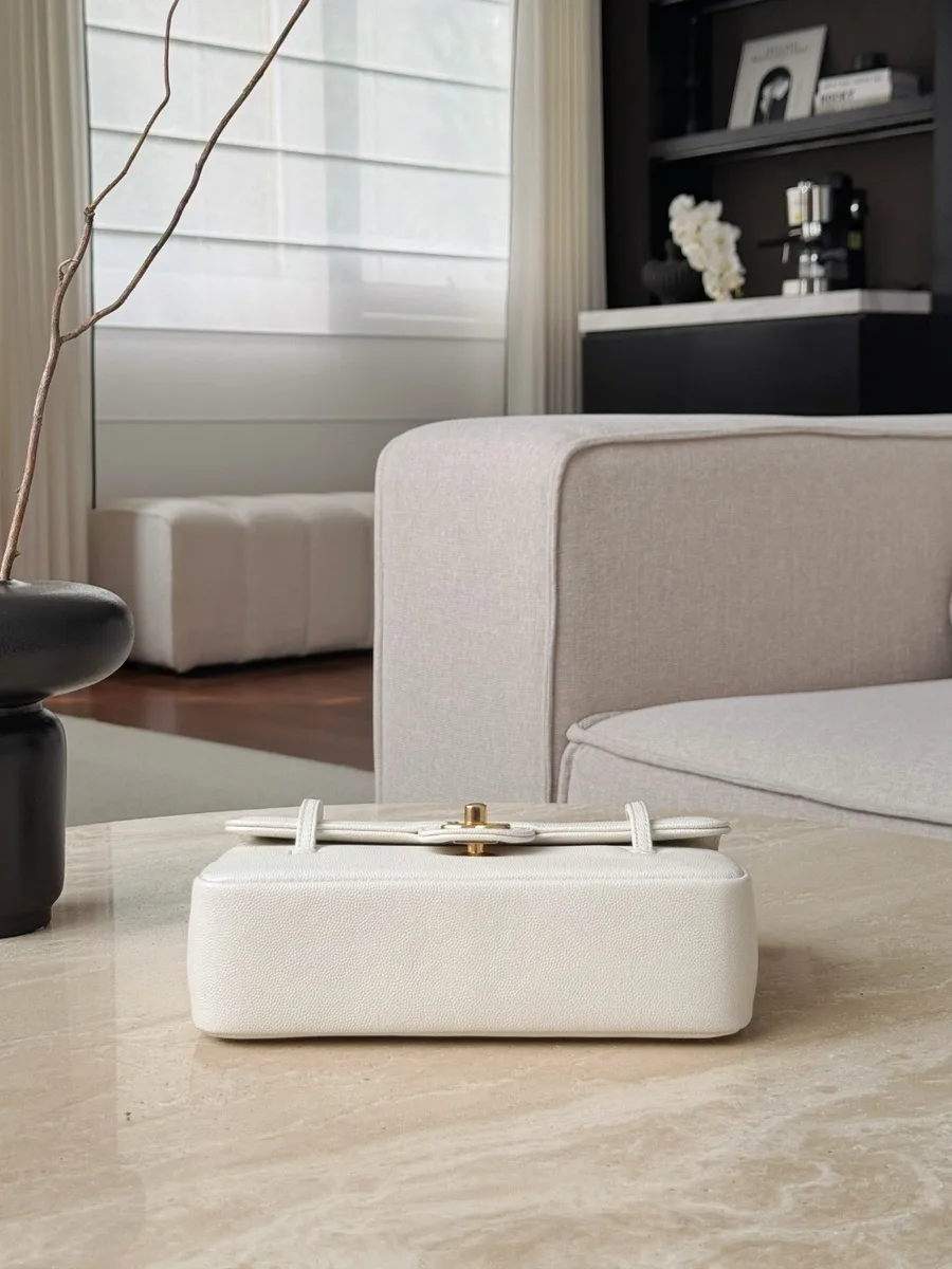 Белая сумка Chanel Baguette Bag, вид снизу
