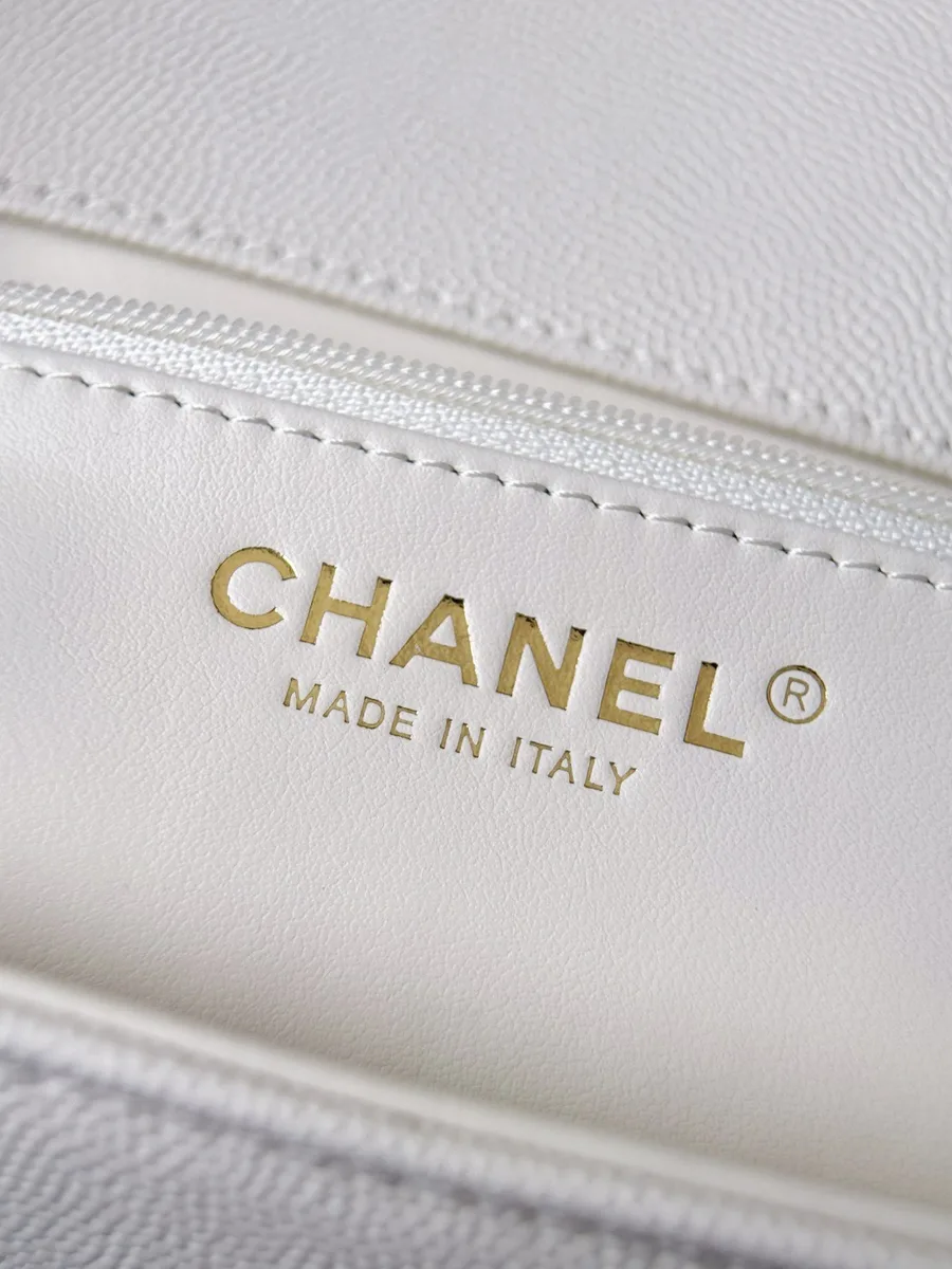 Крупный план золотистого тиснения Chanel Made in Italy внутри сумки