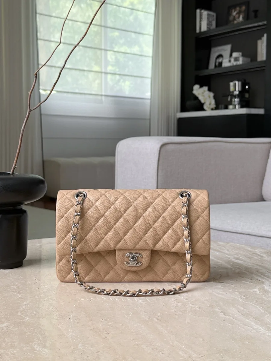 Бежевая сумка Classic Flap 25, вид спереди