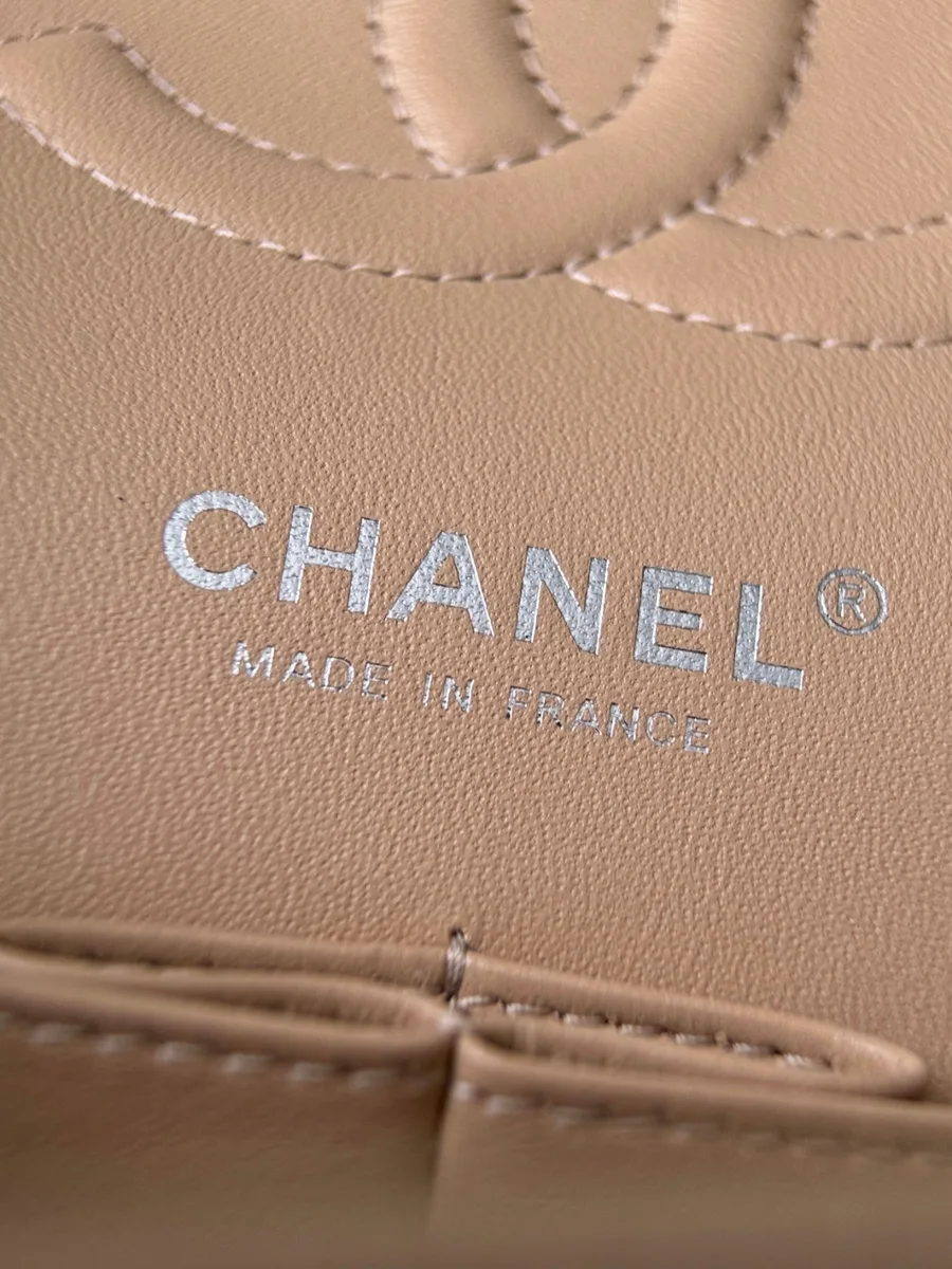 Крупный план тиснения Chanel Made in France серебристого цвета