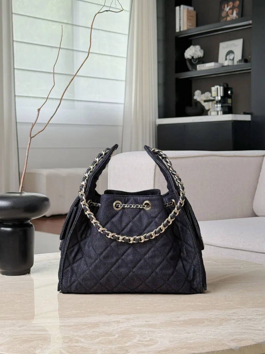 Синяя джинсовая сумка-хобо Chanel с золотистой цепочкой, вид спереди