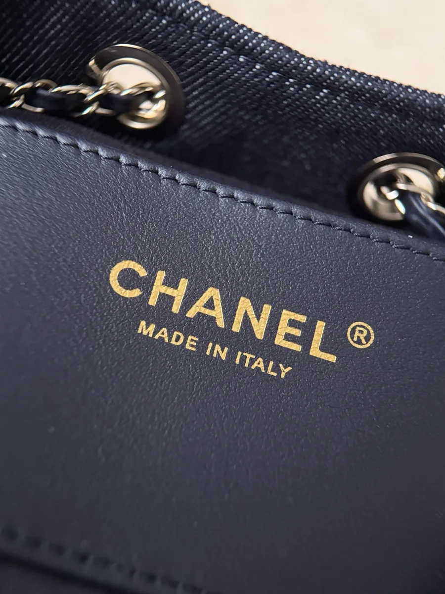 Кожаная нашивка внутри сумки с золотистым тиснением Chanel Made in Italy