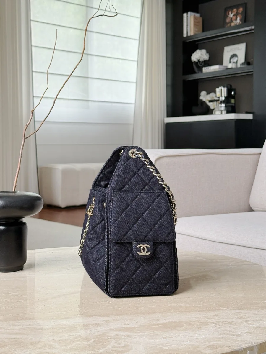 Боковой ракурс синей джинсовой сумки Chanel Hobo с карманом на магните