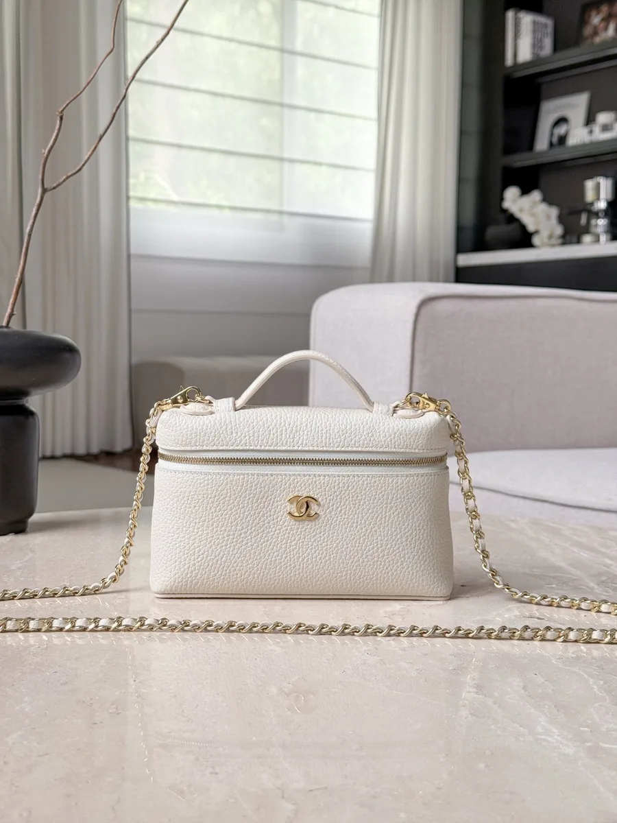 Белая сумка Vanity Case с золотистой фурнитурой, вид спереди