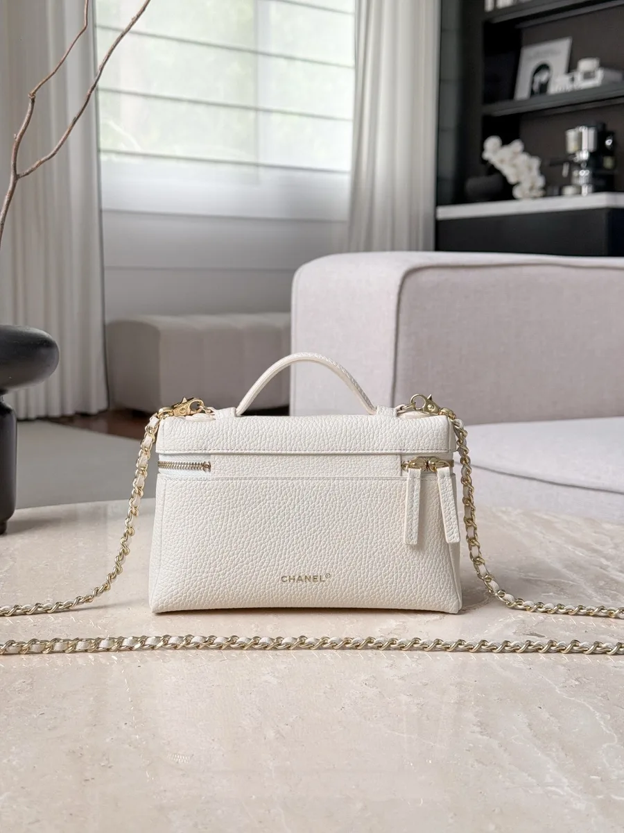 Белая сумка Vanity Case из зернистой кожи, вид сзади с плоским карманом