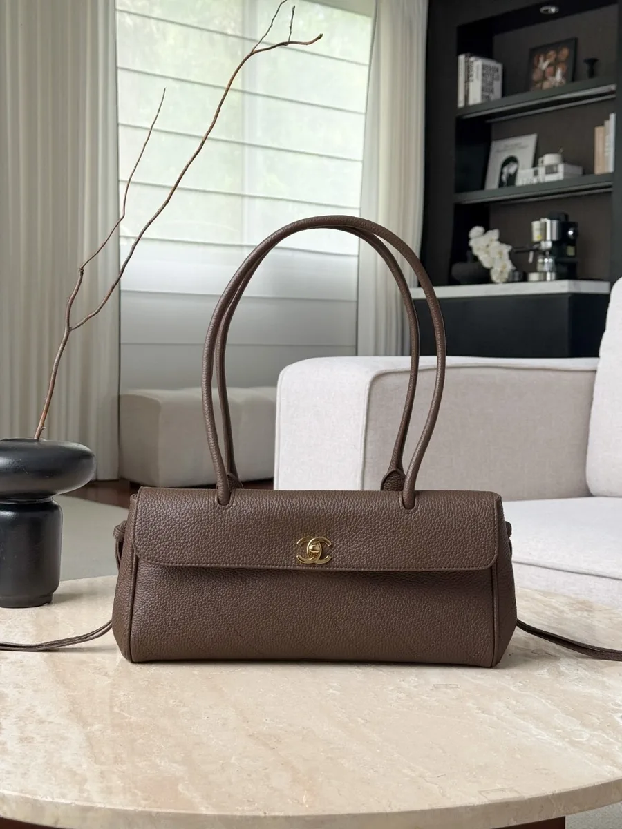 Коричневая сумка Chanel Bowling Bag на плечевом ремне, вид спереди с закрытым клапаном