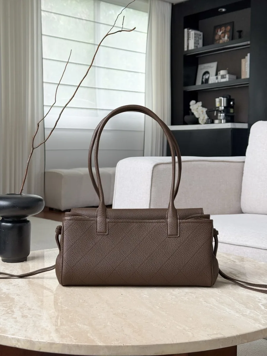 Коричневая сумка Chanel Bowling Bag, вид сзади, демонстрирующий текстуру зернистой кожи