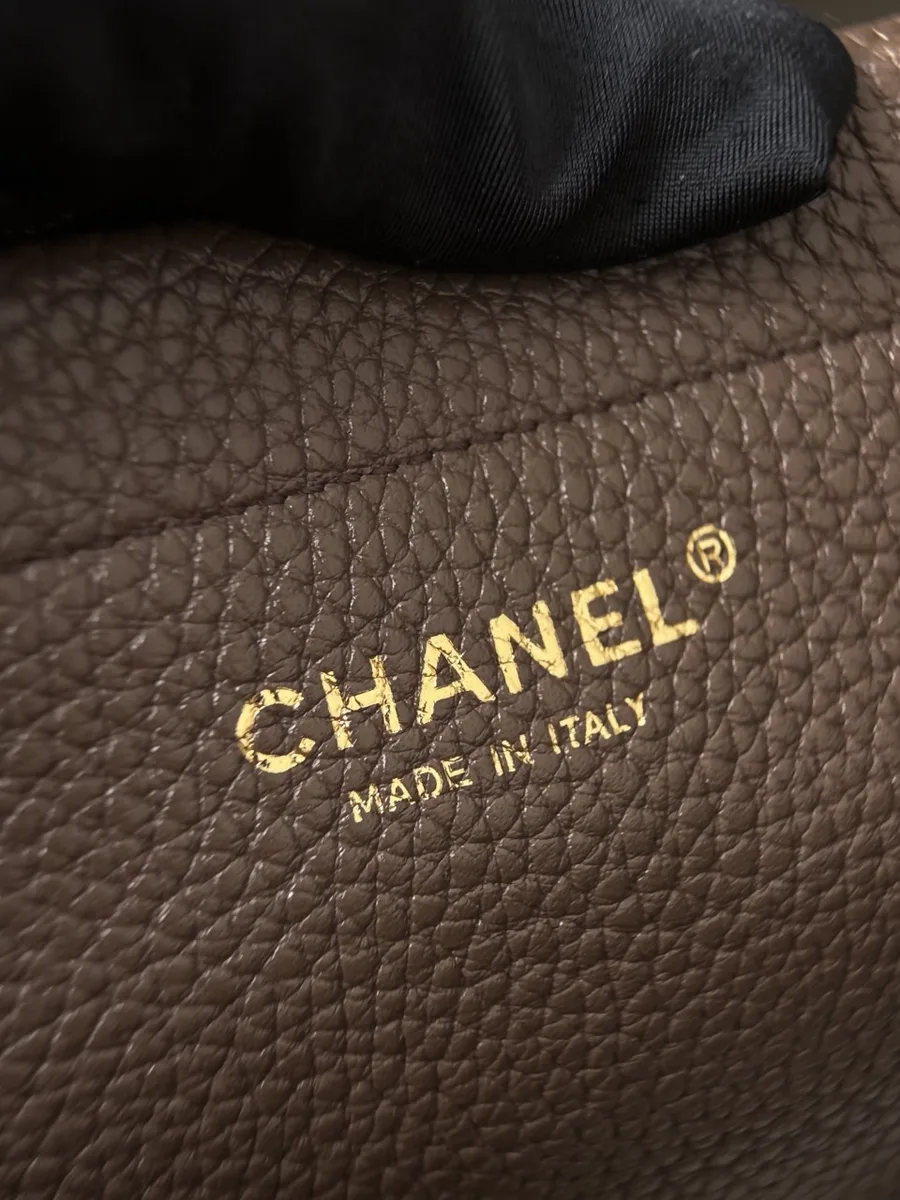 Золотистое тиснение логотипа Chanel Made in Italy на внутренней стороне
