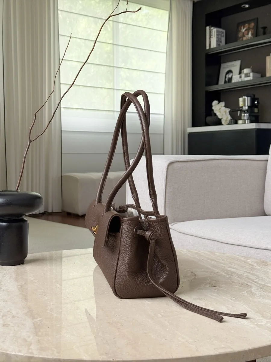 Коричневая сумка Chanel Bowling Bag, вид сбоку с кожаными завязками