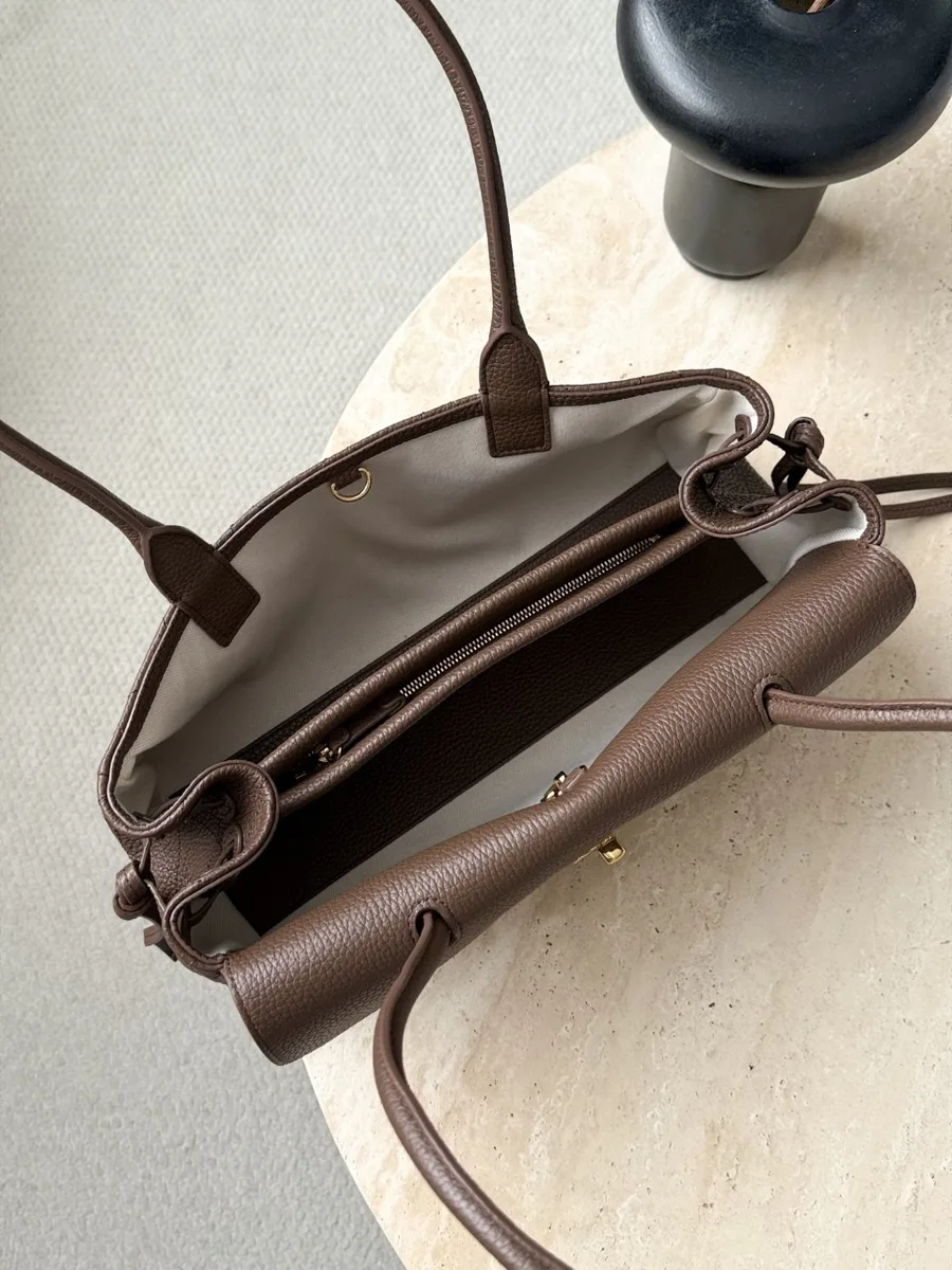 Коричневая сумка Chanel Bowling Bag, вид сверху на открытое внутреннее отделение с карманами