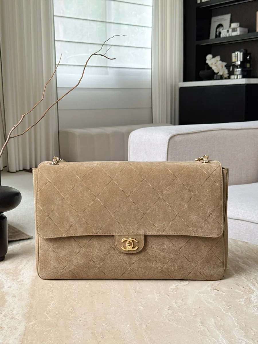 Бежевая замшевая сумка Chanel Classic Flap, вид спереди
