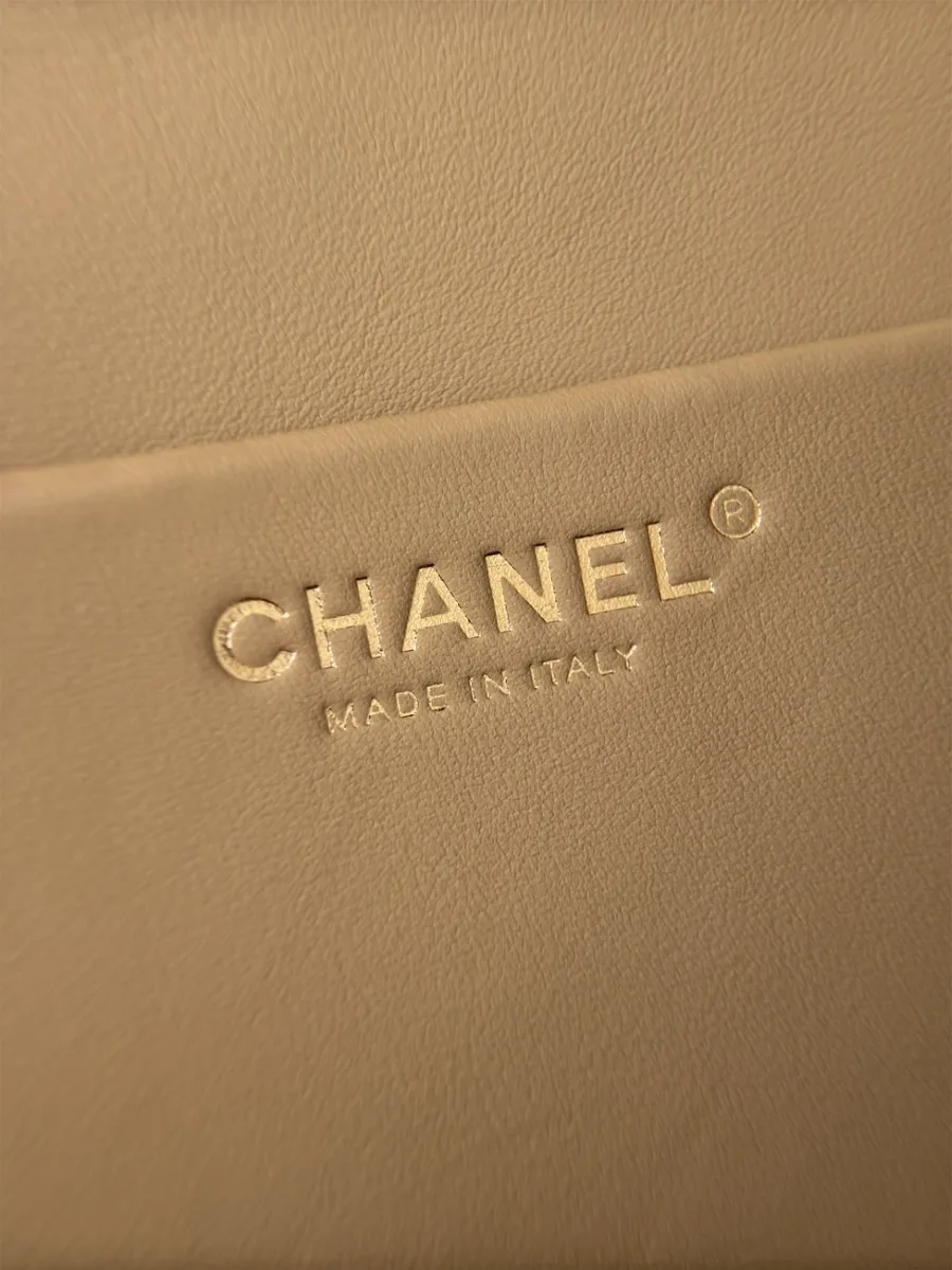 Золотистое тиснение Chanel Made in Italy на кожаной подкладке