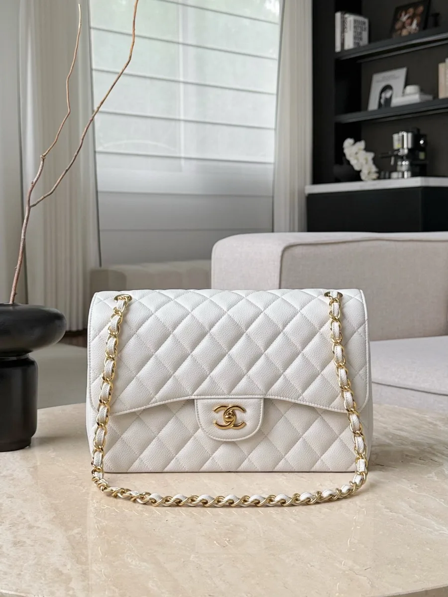 Белая сумка Chanel Classic Flap 30 из зернистой кожи с золотистым замком CC, вид спереди