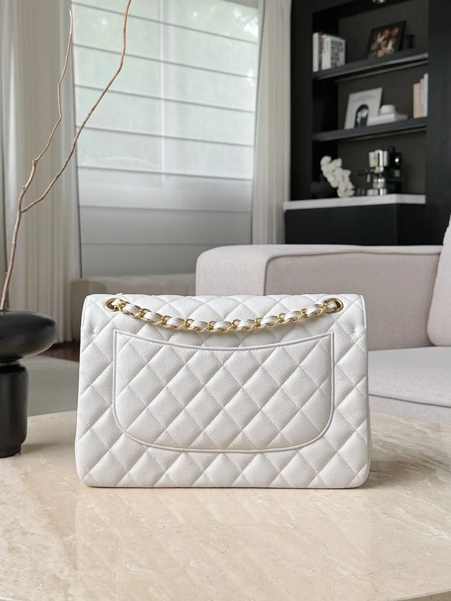 Белая стеганая сумка Chanel Classic Flap 30, вид сзади с полукруглым карманом