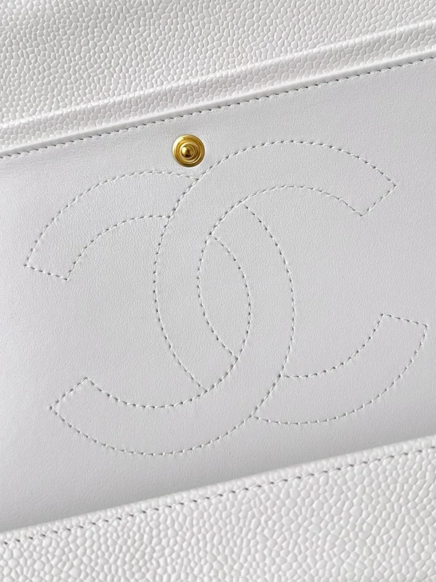 Вышитый логотип CC на внутреннем клапане белой сумки Chanel