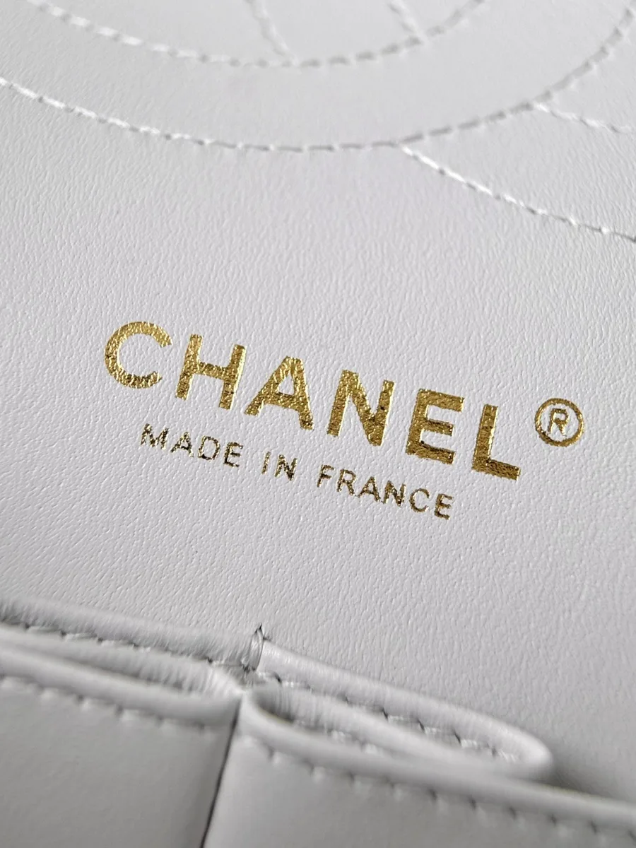 Золотистый логотип Chanel Made in France на внутренней кожаной отделке