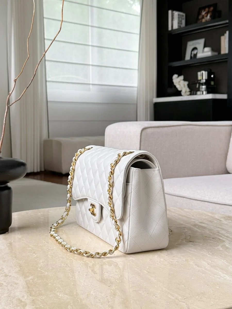 Белая кожаная сумка Chanel Classic Flap 30, вид сбоку