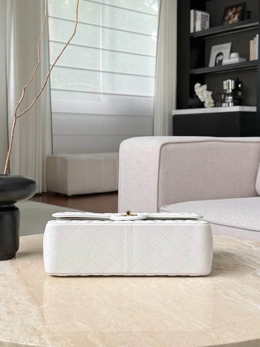 Нижняя часть белой сумки Chanel Classic Flap 30 с ромбовидной стежкой