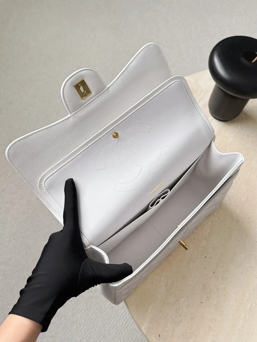 Открытая белая сумка Chanel Classic Flap 30 с двойным клапаном, вид сверху