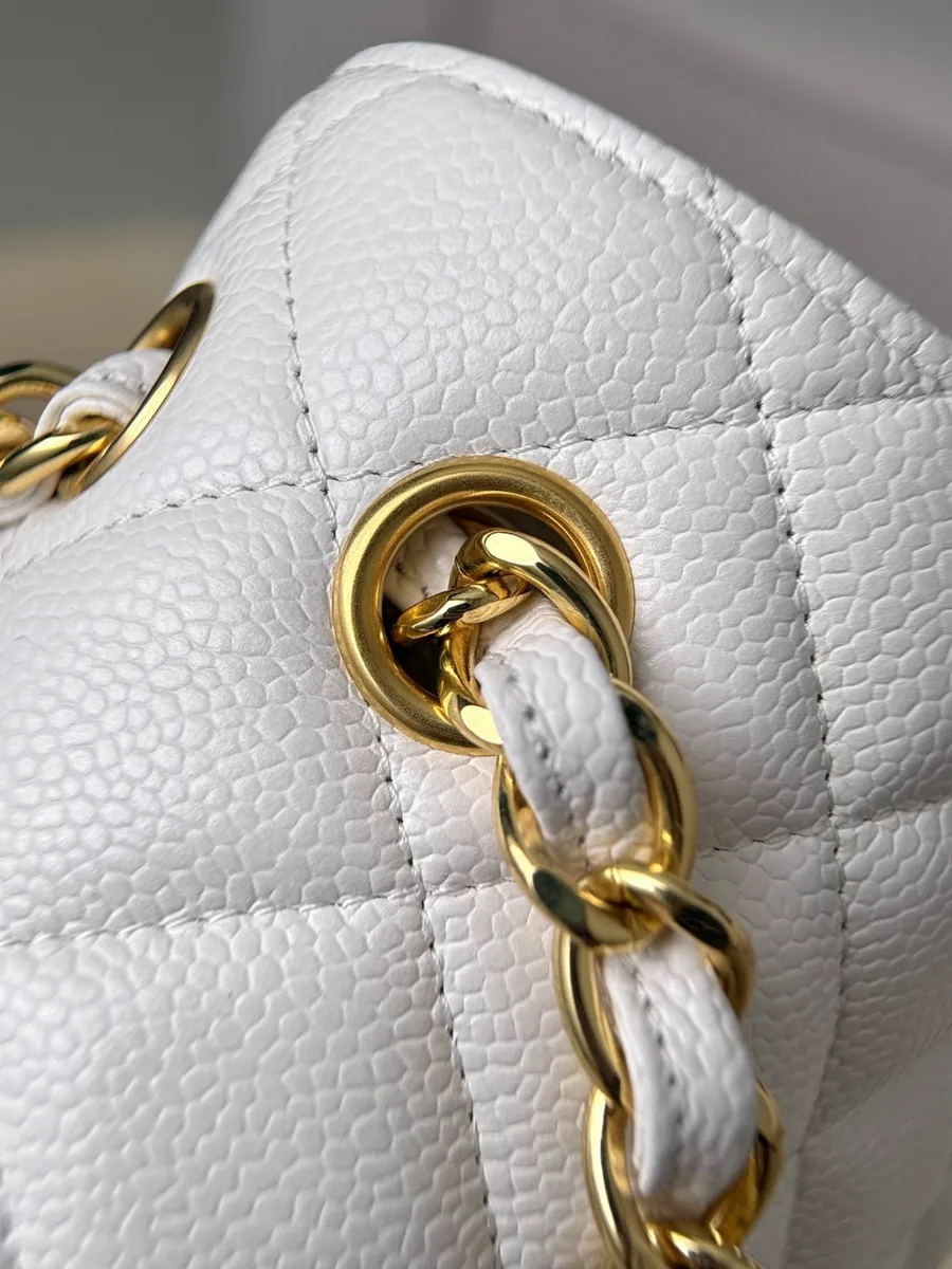 Золотистый люверс и цепочка с белой кожаной лентой на сумке Chanel