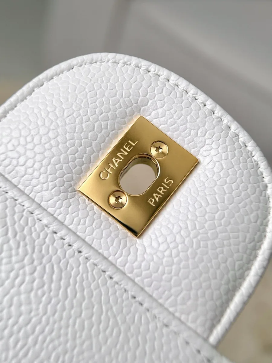 Внутренняя сторона замка с гравировкой Chanel Paris на золотистой пластине