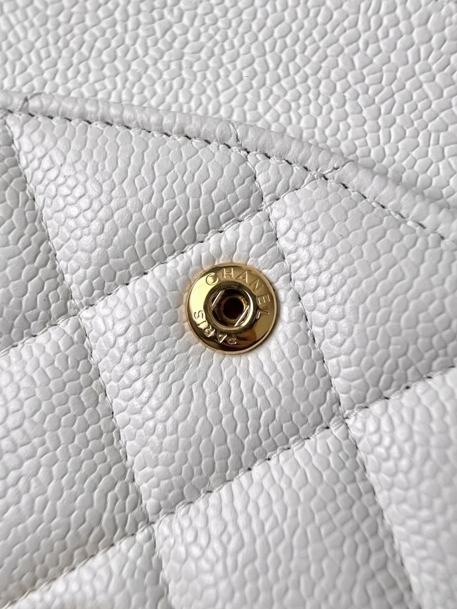 Кнопка с гравировкой Chanel Paris на белой стеганой коже