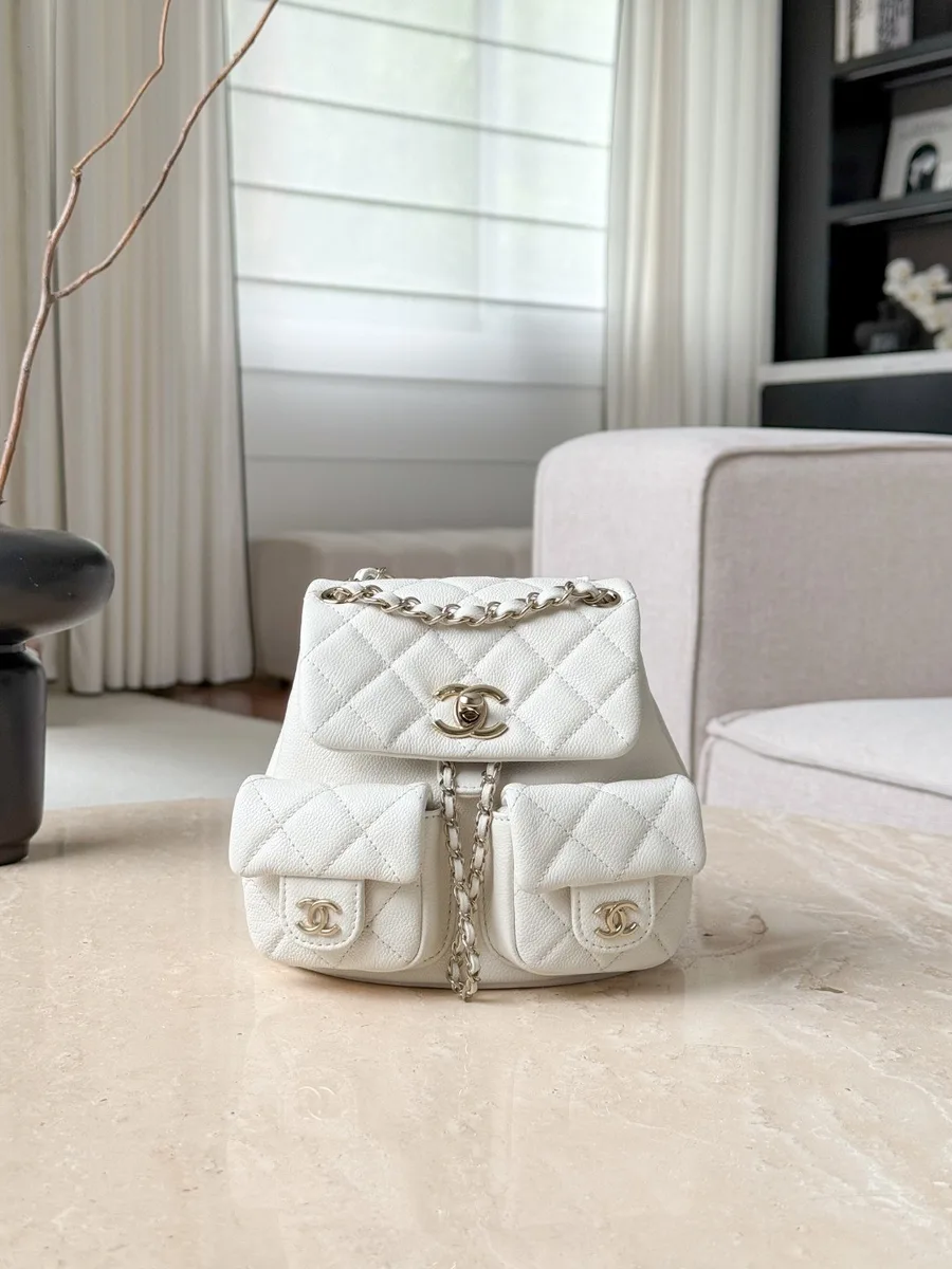 Белый стеганый рюкзак Chanel с двумя накладными карманами, вид спереди