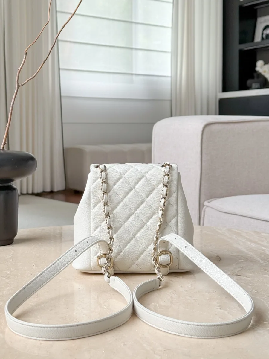 Белый стеганый рюкзак Chanel, вид сзади с плечевыми ремнями-цепочками