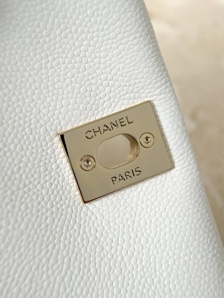 Внутренняя сторона замка с металлической пластиной Chanel Paris