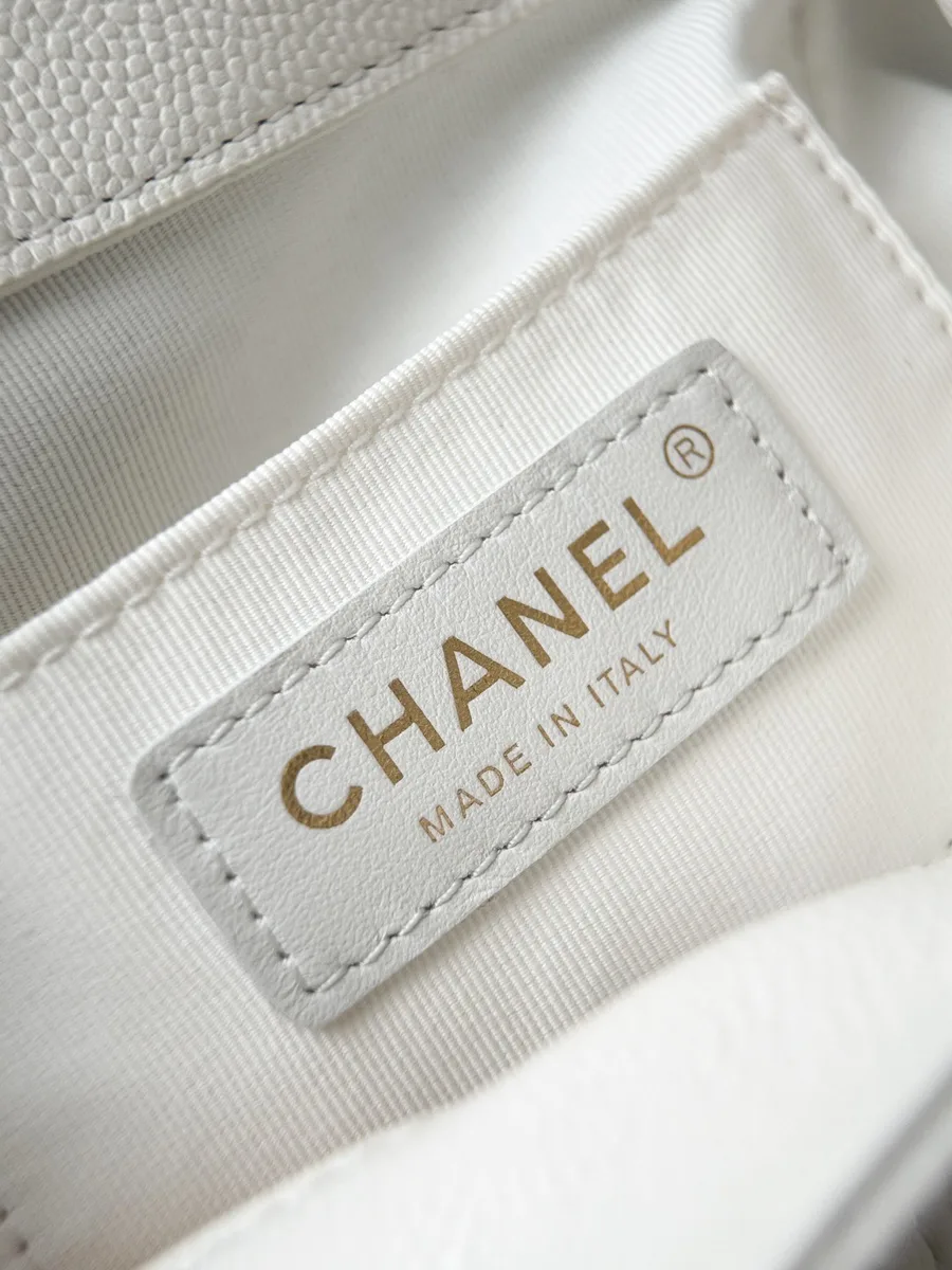 Внутреннее отделение рюкзака с кожаной нашивкой Chanel Made in Italy