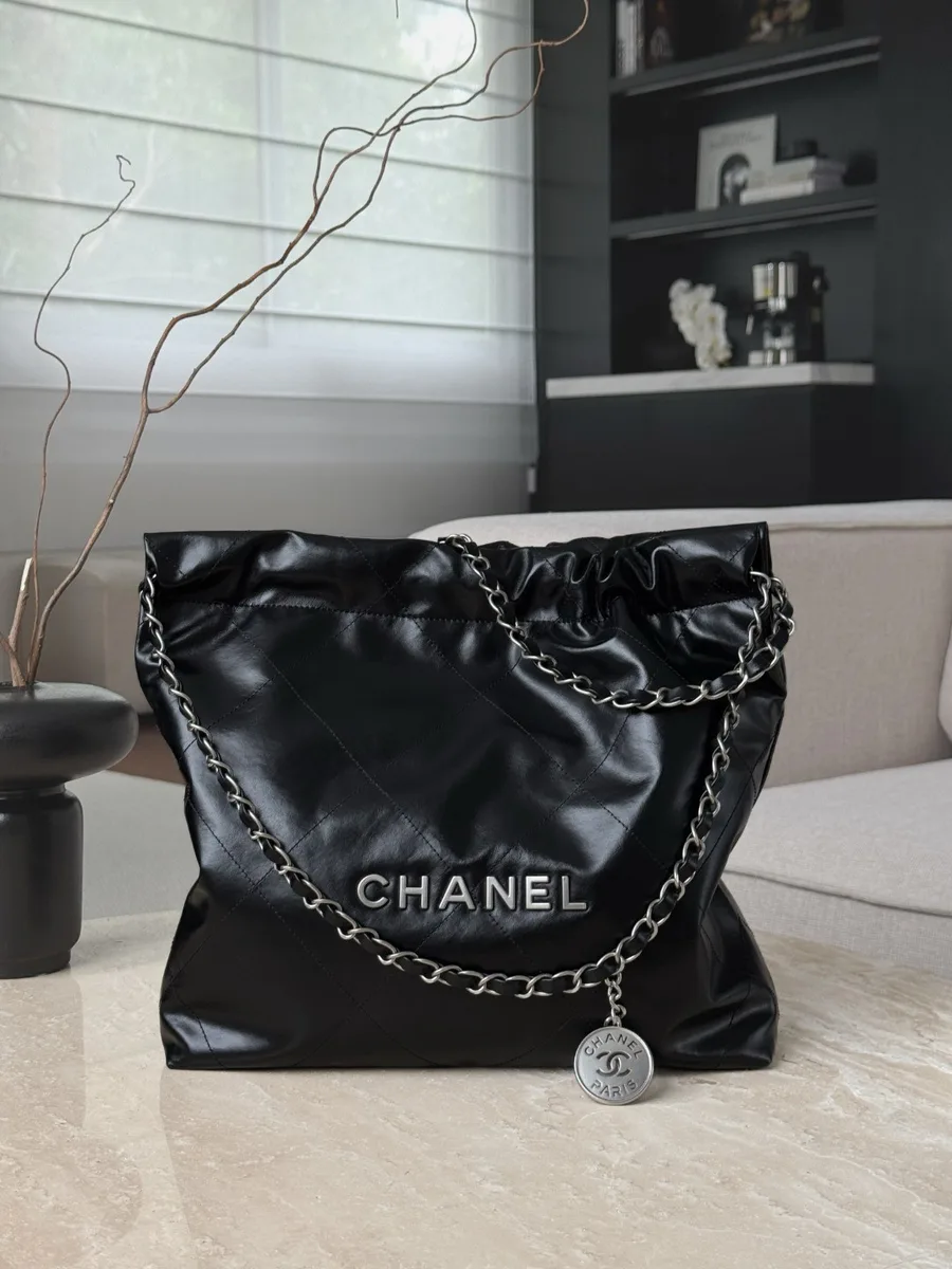 Чёрная сумка Chanel 22 из мягкой кожи с серебристой фурнитурой, вид спереди