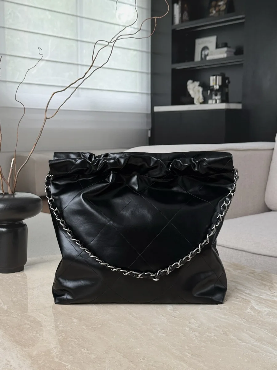 Чёрная сумка Chanel 22, вид сзади с фирменной ромбовидной стёжкой