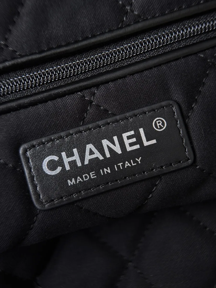 Крупный план кожаной нашивки с тиснением Chanel Made in Italy