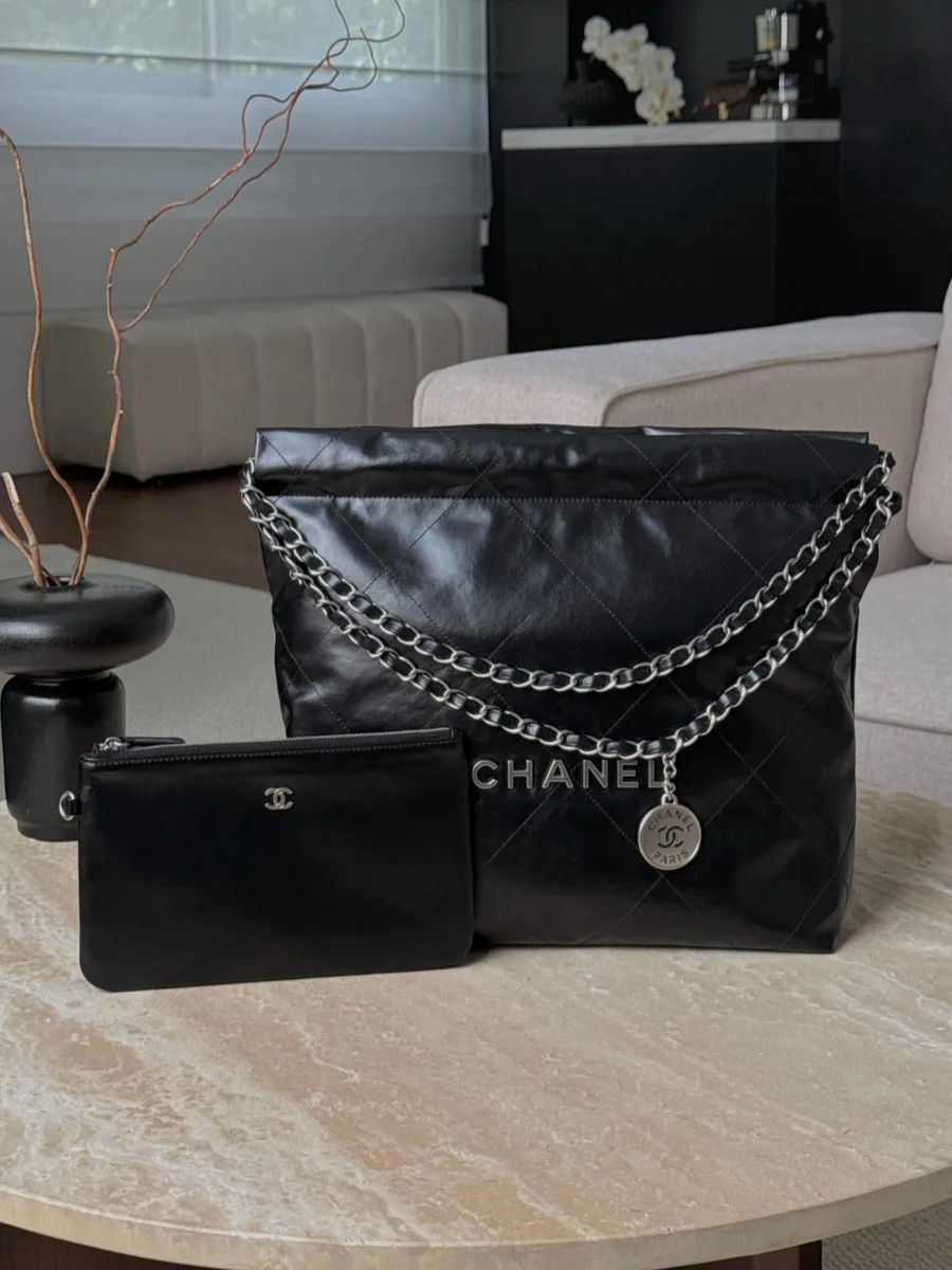 Чёрная сумка Chanel 22 в комплекте с небольшим кожаным кошельком