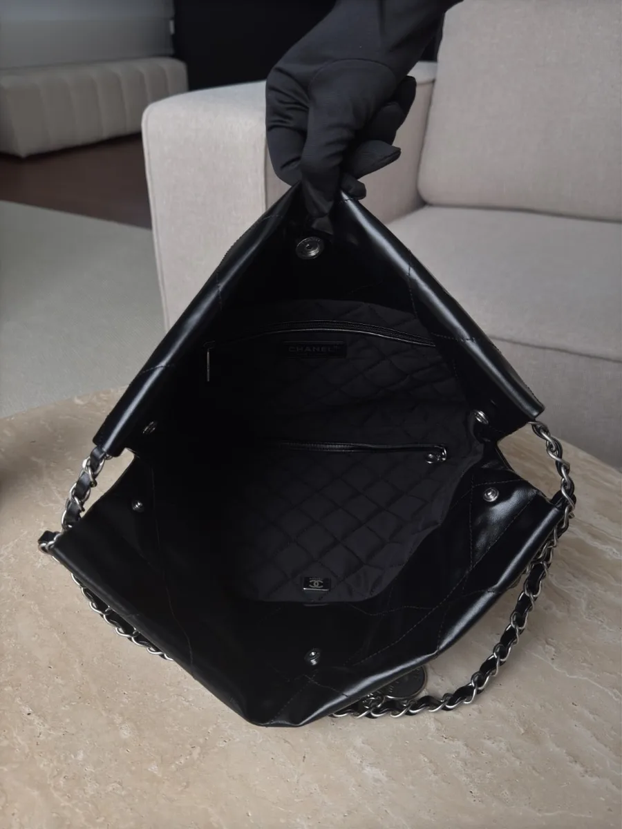 Открытое основное отделение сумки Chanel 22 с текстильной подкладкой