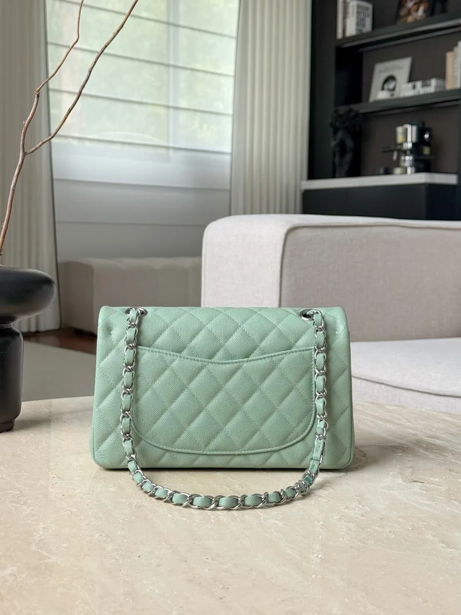 Светло-зелёная сумка Chanel Classic Flap, вид сзади с карманом