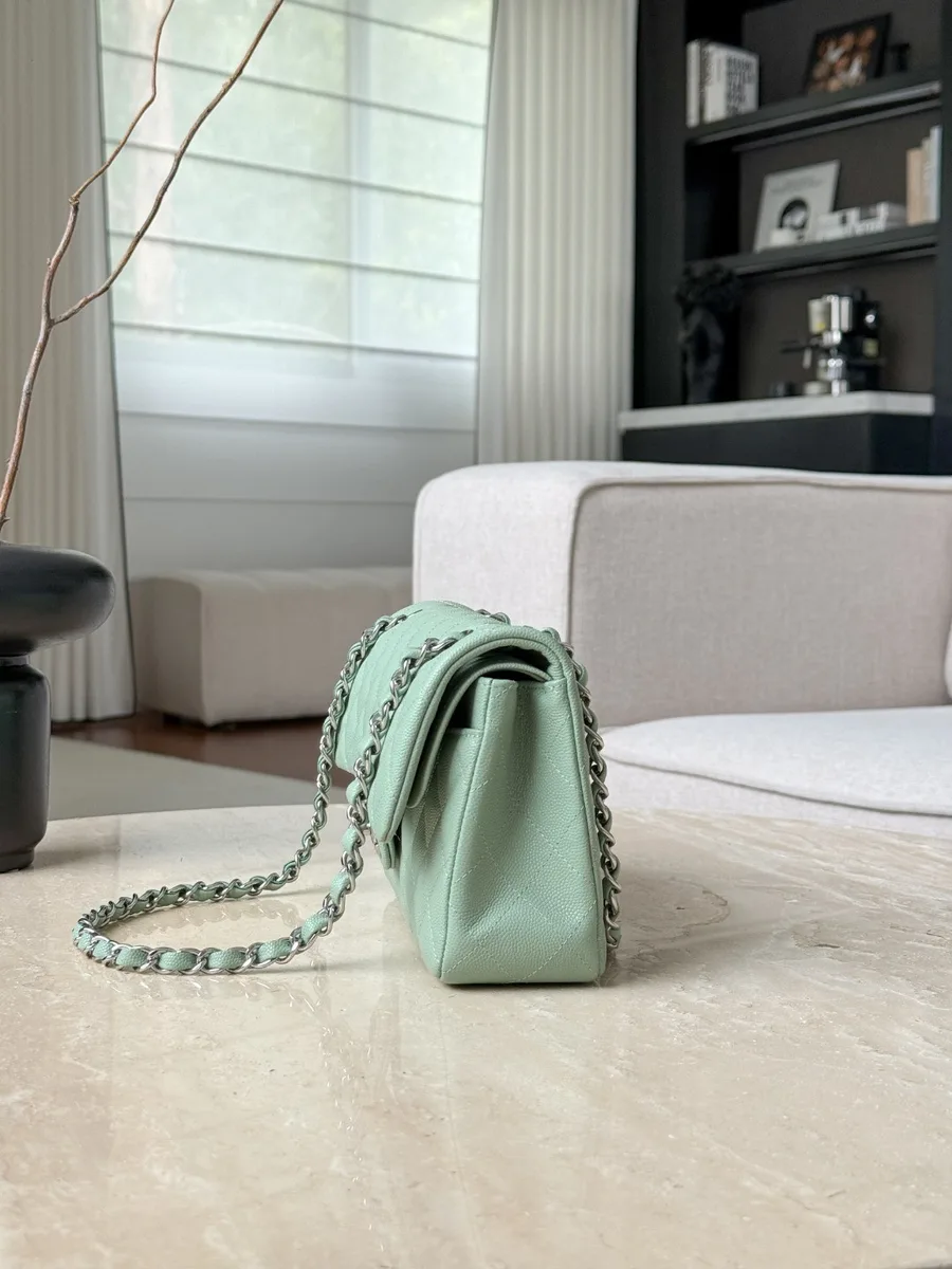 Светло-зелёная сумка Chanel Classic Flap, вид сбоку