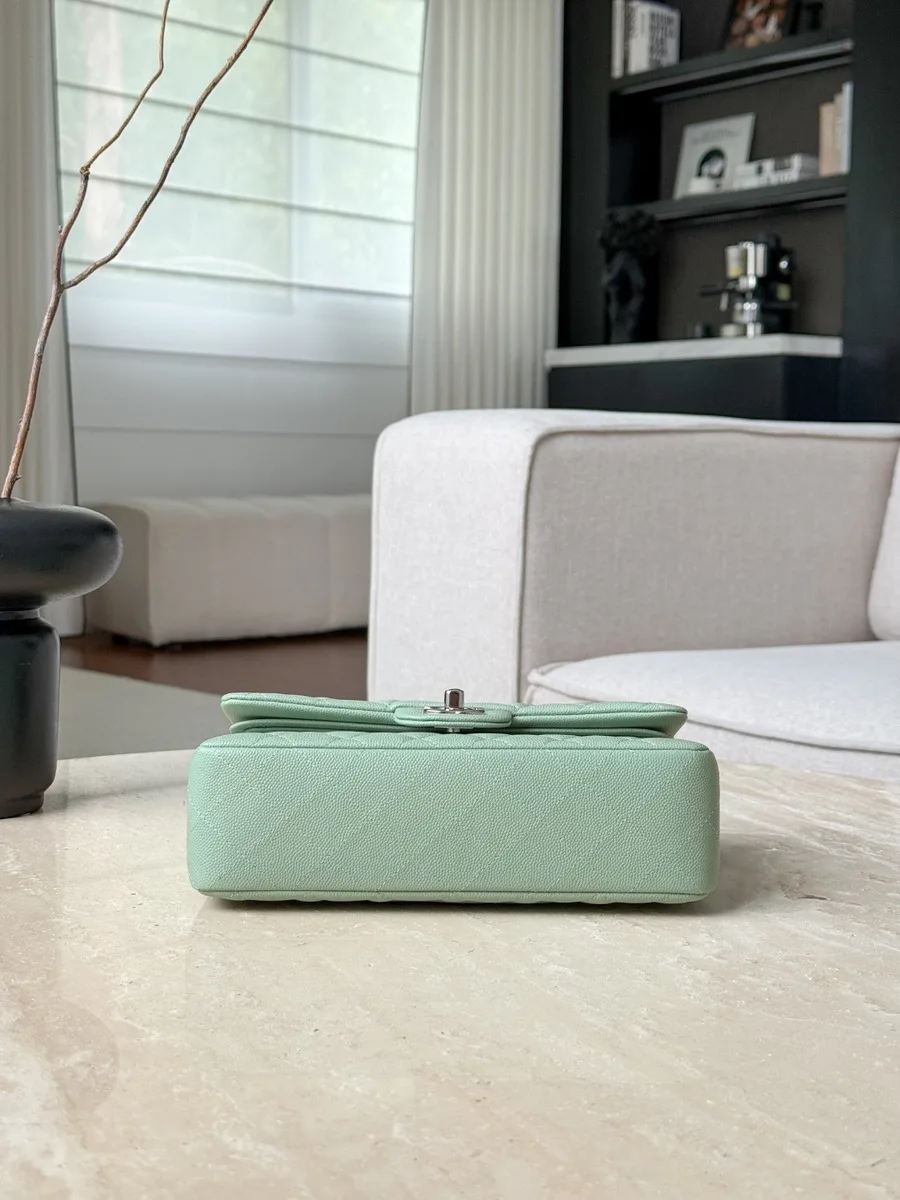 Светло-зелёная сумка Chanel Classic Flap, вид снизу