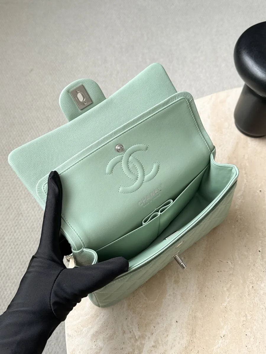 Открытая светло-зелёная сумка Chanel Classic Flap, вид сверху на внутреннее отделение