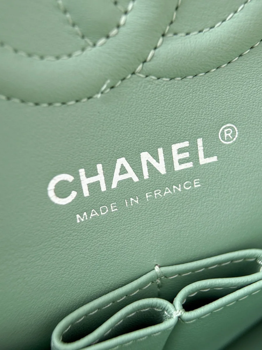 Серебристый штамп Chanel Made in France на внутренней кожаной отделке