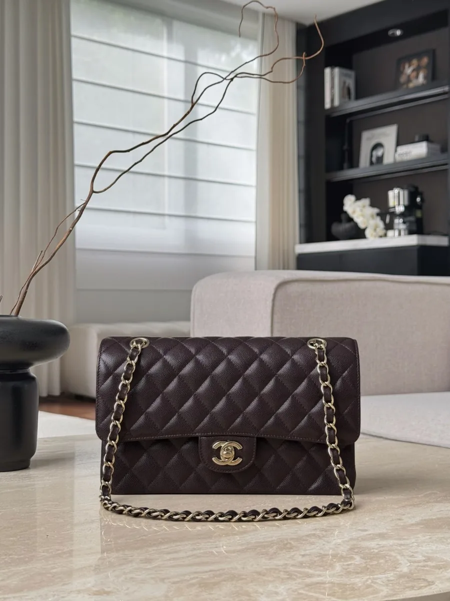 Коричневая стеганая сумка Classic Flap 25 с золотистым замком CC, вид спереди